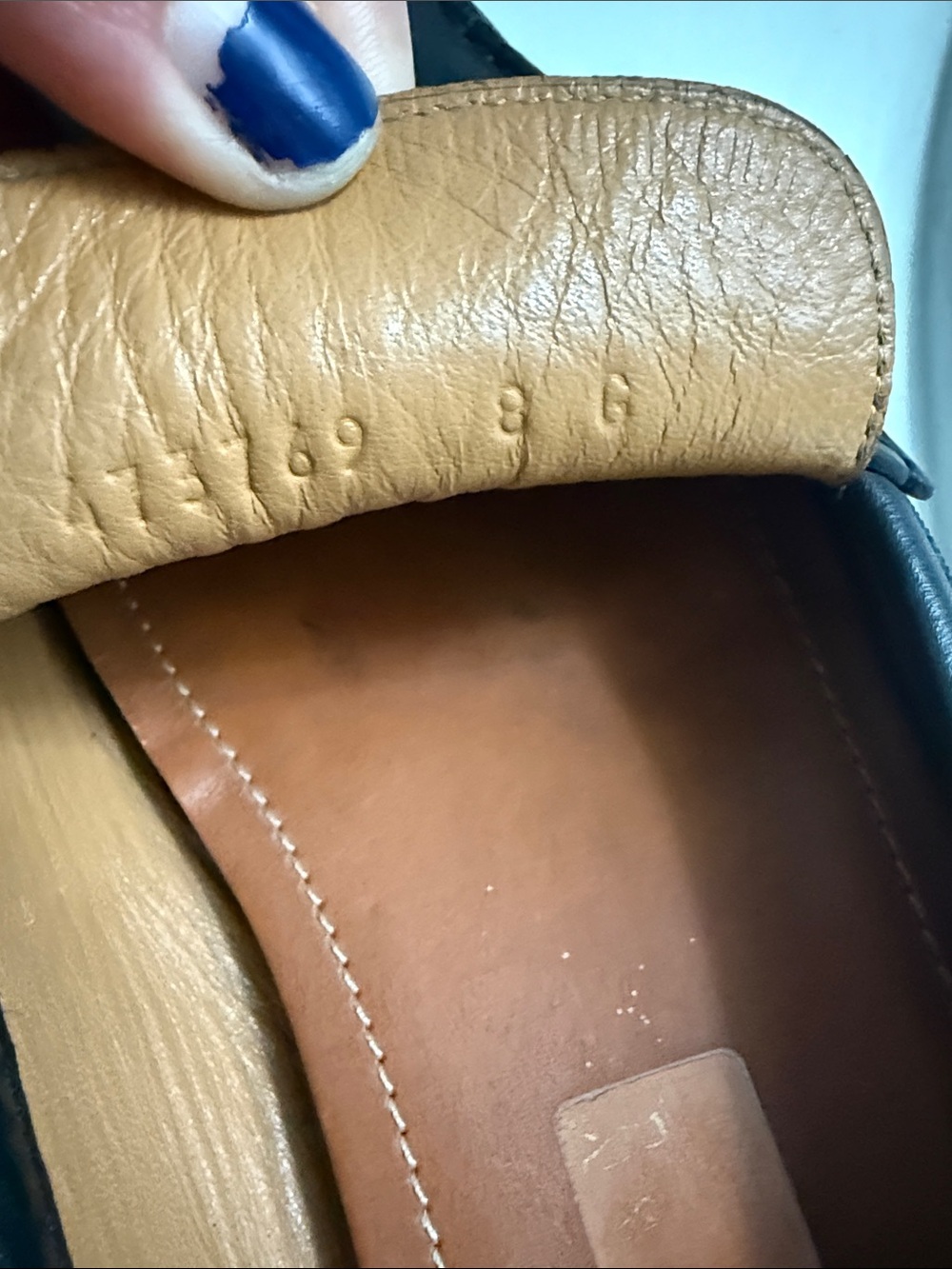 AUTHENTIC super comfy !!Gucci Black Leather Loafers with Gold Bee Detail - Picture 8 of 11